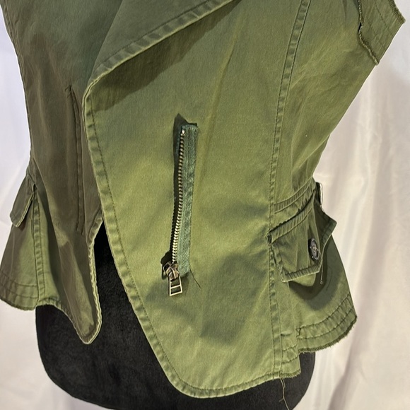 2/$30 Military Green Sleeveless Vest Asymmetrical Zip Closure Sz 8 - Picture 4 of 11